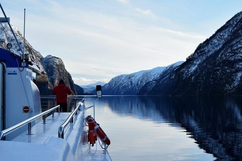 Explore Alaska Cruises: Tips for a Smooth Journey